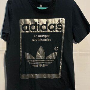 Adidas T-Shirt — Medium — Metallic Logo Print — “La marque aux 3 bandes” — 12/15